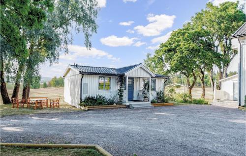 Awesome Home In Tsse With Kitchen