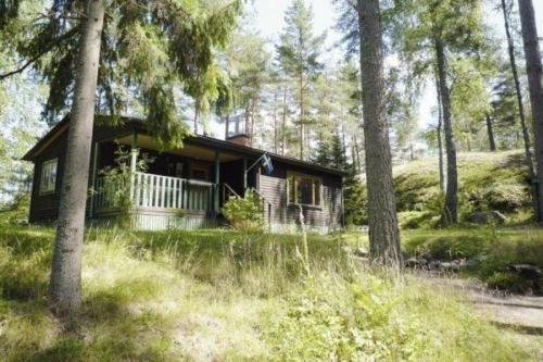 Ruhig gelegenes Holzhütte mit Terrasse inmitten eines Waldgebiets in der Nähe eines Sees